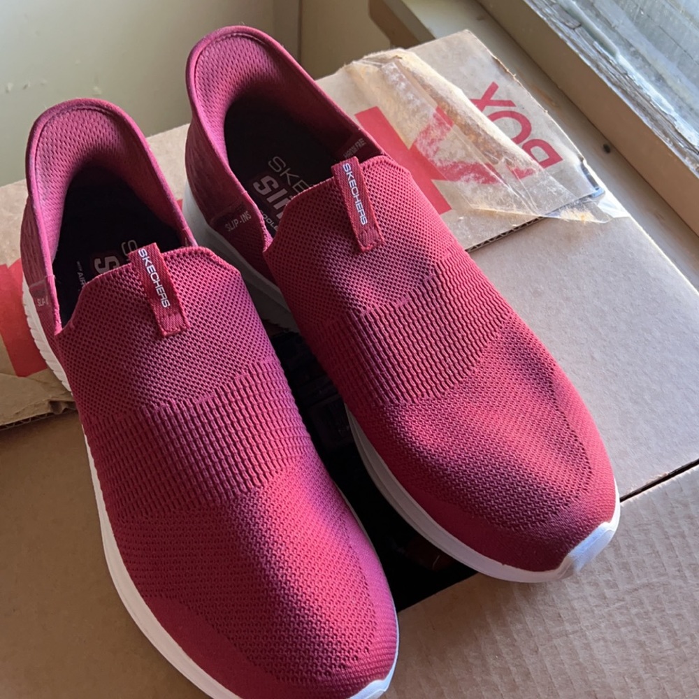 Men’s size 10.5 sketcher slip ons. Only tried on